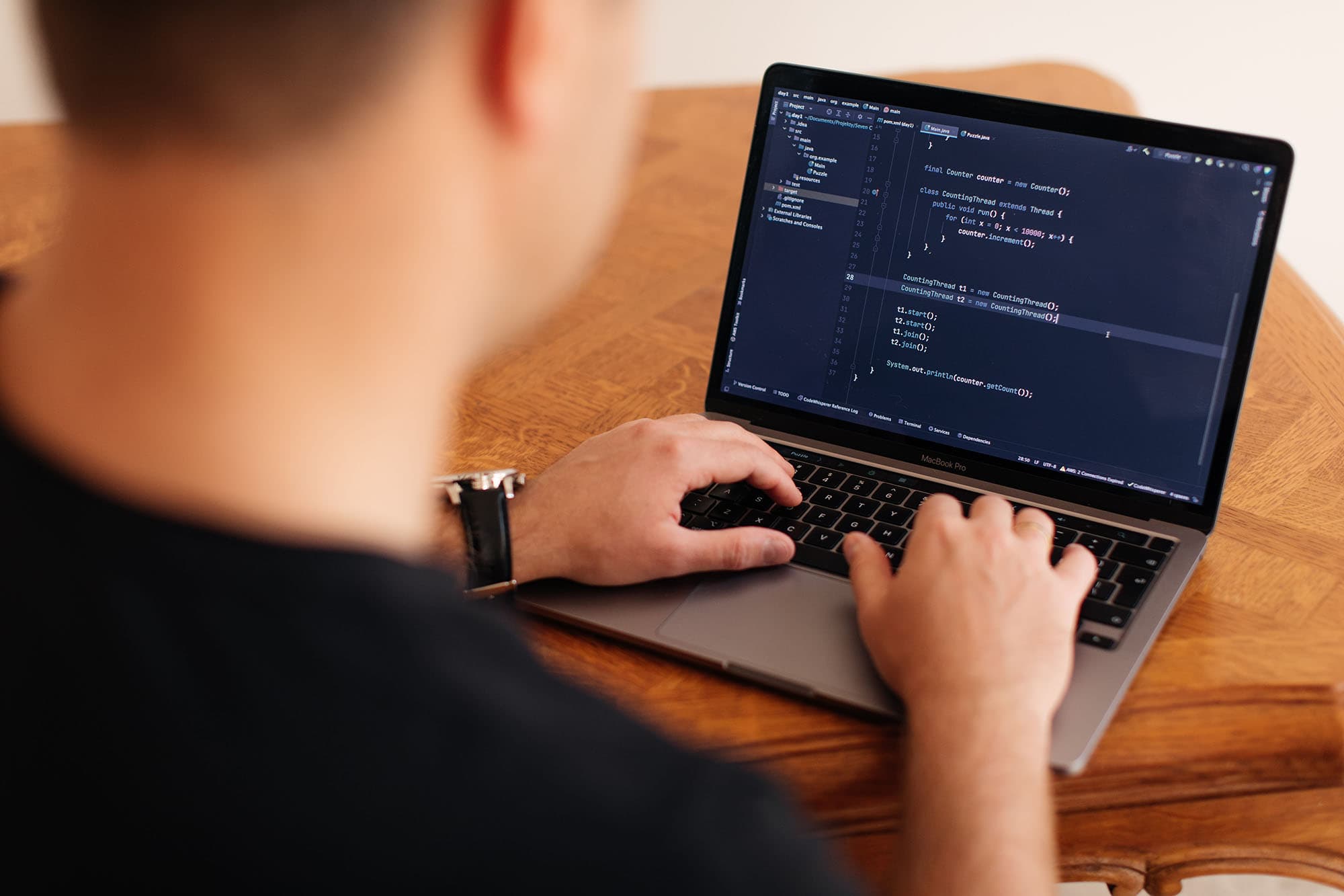 Programista pisze kod na laptopie